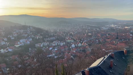 Panoramablick-Auf-Die-Stadt-Wernigerode-Vom-Historischen-Schloss-Bei-Sonnenuntergang