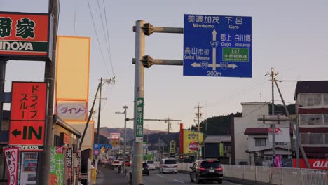 Tiendas-Al-Lado-De-La-Carretera-Y-Barrio-En-Japón,-Prefectura-De-Gifu-Al-Atardecer