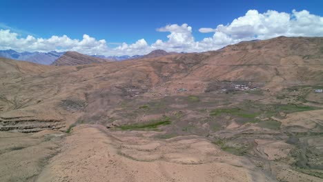 Pequeño-Pueblo-Tibetano-De-Hikkim-En-Las-Montañas-Del-Valle-Spiti-India-En-Un-Día-Soleado-De-Verano,-Antena