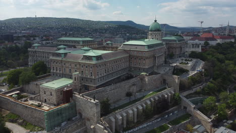 Tiro-De-Dron-Del-Palacio-Real-En-Budapest,-Hungría---Dron-Se-Acerca-Al-Edificio