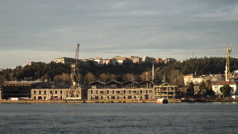 Gebäudesanierung-Eines-Historischen-Steingebäudes-Am-Ufer-Des-Goldenen-Horns-In-Istanbul-Als-Erdbebenvorsorge