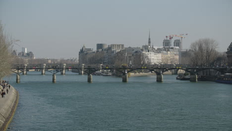 Statische-Aufnahme-Von-Menschen,-Die-über-Die-Ponts-Des-Arts-In-Paris,-Frankreich,-Panorama-Gehen