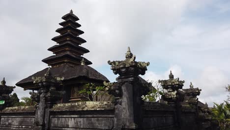Templo-Madre-Besakih-En-Bali-Indonesia,-Complejo-De-Arquitectura-Religiosa-Tradición-Antigua-Hindú-Balinesa-Del-Siglo-XV-Panorámico