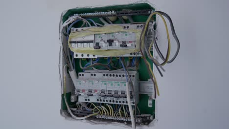 Panel-Eléctrico-Con-Muchos-Cables,-Piezas-Eléctricas,-Interruptores-Automáticos