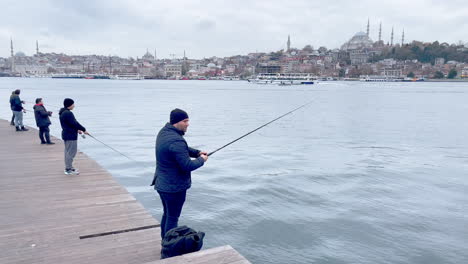 Fischer-Am-Bosporus-Vor-Istanbul-Panorama-Im-Kalten-Winter