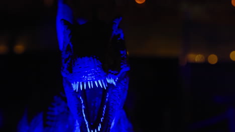 Nahaufnahme-Eines-Beleuchteten-T-Rex-Dinosauriers,-Der-Sich-In-Einem-Kinder-Themenpark-Bewegt