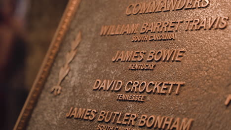 Los-Nombres-James-Bowie-Y-David-Crockett-En-Una-Placa-Dentro-Del-álamo