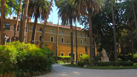 Paisaje-Tranquilo-De-Jardín-Y-Fuente-En-El-Patio-Del-Palazzo-Venezia-En-Roma,-Italia