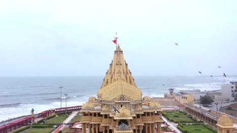 Hermosa-Toma-Aérea-Vespertina-De-Somnath-Mandir-De-Gujrat