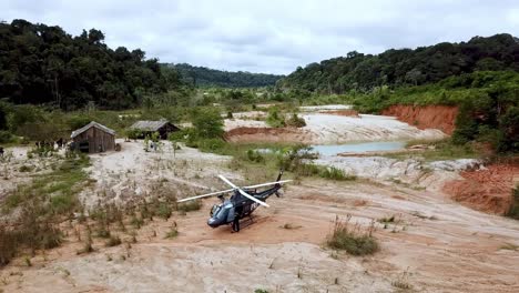 Policía-Interrumpe-Mina-De-Oro-Ilegal-En-La-Selva-Amazónica