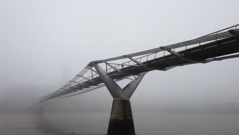 Menschen-überqueren-Die-Millennium-Bridge-In-London,-Eingehüllt-In-Dichten-Nebel