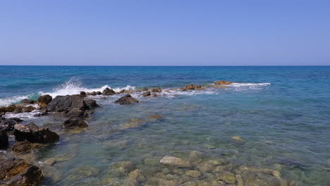 Das-Türkisfarbene-Meer-Ergießt-Sich-In-Zeitlupe-Auf-Den-Strand-Von-Kreta