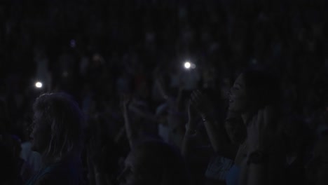 Nahaufnahme-Einer-Frau,-Die-Auf-Einer-Großen-Party-Im-Dunkeln-Mit-Einer-Lichtshow-Jubelt-Und-Spaß-Hat