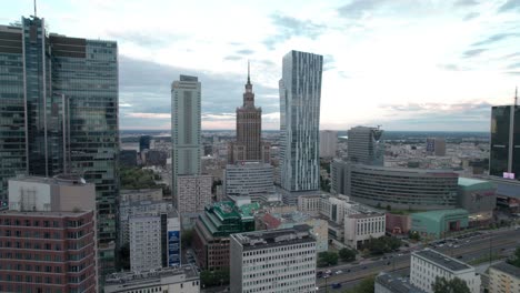 Luftaufnahme-Des-Stadtzentrums-Von-Warschau-In-Der-Abenddämmerung-Mit-Dem-Palast-Der-Kultur-Und-Wissenschaft-Und-Anderen-Symbolträchtigen-Gebäuden