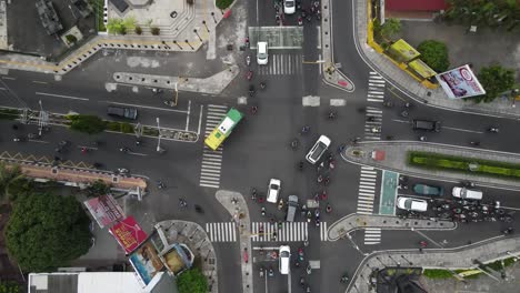 Luftaufnahme,-Morgens-Die-Kreuzung-Oder-Kreuzung-Der-Sudirman-Road-In-Yogyakarta,-Geschäftige-Aktivitäten-Gehen-Zur-Arbeit