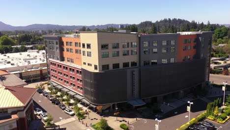 Slow-drone-ascend-at-Hyatt-Place-Hotel-in-Eugene,-Oregon,-USA