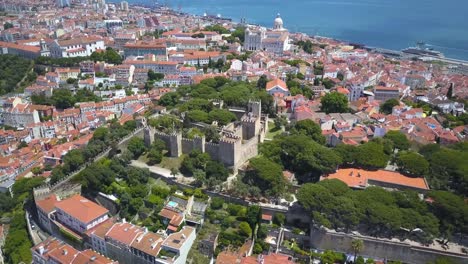 Sonniger-Tag-Lissabon-Berühmtes-Saint-George-Schloss-Luftpanorama-4k-Portugal-Mit-Alfama-Im-Hintergrund