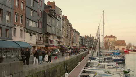 Touristen-Und-Einheimische-Wandern-Im-Malerischen,-Historischen-Hafen-Vieux-Bassin-In-Der-Stadt-Honfleur-In-Frankreich