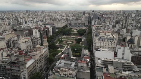 Luftpanorama-über-Dem-Congressional-Plaza-Von-Buenos-Aires,-Argentinien,-öffentlicher-Park,-Freifläche-Und-Blick-Auf-Die-Stadt
