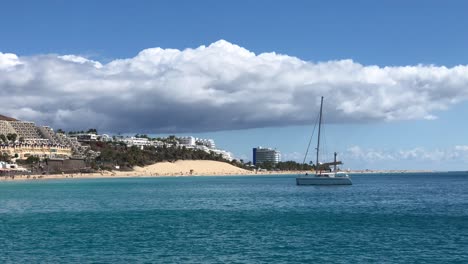 Fuerteventura-Malerische-Küste-Meereslandschaft-Blick-Von-Segelboot-Kreuzfahrt-Auf-Dem-Atlantischen-Ozean-Kanarische-Insel-Spanien