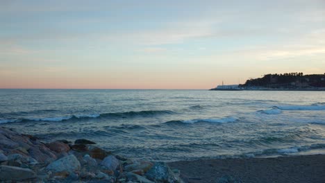 Küste-Mit-Intensiven-Wellen-Bei-Sonnenuntergang