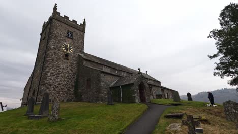 La-Iglesia-De-San-Miguel-Y-Todos-Los-ángeles-En-Hawkshead,-Mostrando-Campos-Y-Ovejas-Pastando-En-Cumbria,-Reino-Unido