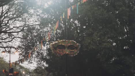Una-Exhibición-Festiva-De-Máscaras-Colgantes-De-La-India,-Que-Celebra-Su-Rica-Cultura-Y-Tradiciones