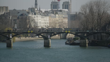 Paneo-Lento-A-La-Izquierda-Puente-Ponts-Des-Arts-Con-El-Horizonte-De-París,-Francia