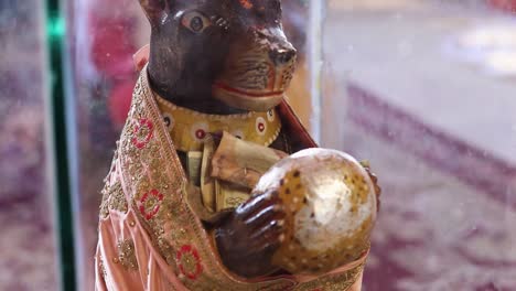 Der-Hinduistische-Gott-Ganesha-Reitet-Eine-Mit-Blumen-Verehrte-Ratte,-Aufgenommen-Aus-Einem-Flachen-Winkel.-Das-Video-Wurde-Im-Ganesh-Tempel-Ratanada-Jodhpur-Rajasthan-Indien-Aufgenommen