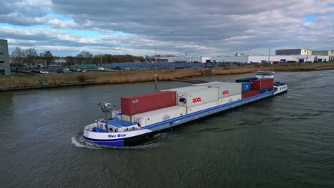 El-Portacontenedores-Mer-Blue-Navegando-Por-Los-Canales-De-Zwijndrecht,-Países-Bajos