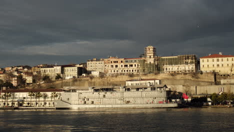 Gebäudesanierung-Des-Militärmarinekrankenhauses-Kasimpasa-Am-Ufer-Des-Goldenen-Horns-In-Istanbul-Als-Erdbebenvorsorge