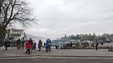 Vista-De-Windermere-Y-La-Concurrida-Ciudad-De-Bowness-Lake-District-Inglaterra