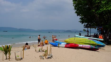 Strand-Von-Ao-Nang-Mit-Touristen,-Die-Schwimmen-Und-Spaß-In-Der-Sonne-Haben