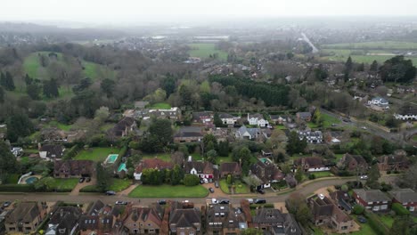 Große-Häuser,-Stadt-Esher,-Surrey,-Vereinigtes-Königreich,-Drohnen-Luftaufnahme