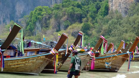 Mehrfarbige-Thailändische-Boote-Tagen-Am-Strand-Mit-Menschen