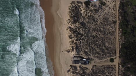 Drohnenaufnahme-Der-Costa-Da-Caparica-In-Der-Nähe-Von-Lissabon---Drohne-Steigt-Aus-Der-Vogelperspektive-über-Den-Strand-Auf