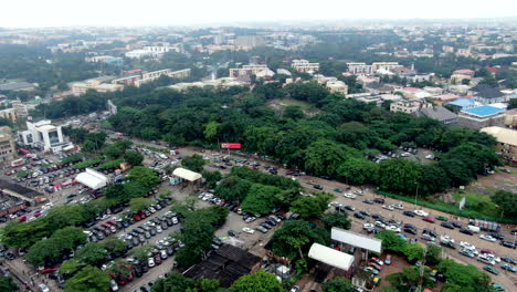 Cars-coming-and-going-from-Wuse-Market-in-Abuja,-Nigeria---shopping-day-aerial-view