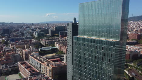 Drohnenaufnahme-Des-Stadtzentrums-Von-Barcelona---Drohne-Fliegt-Um-Einen-Wolkenkratzer-Auf-Der-Avinguda-Diagonal