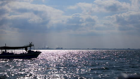 Ein-Boot,-Das-Im-Meer-Segelt-–-Feste-Kamera