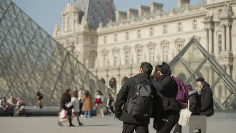 Mexikanisches-Touristenpaar,-Das-Ein-Selfie-Vor-Dem-Louvre-In-Paris-Macht