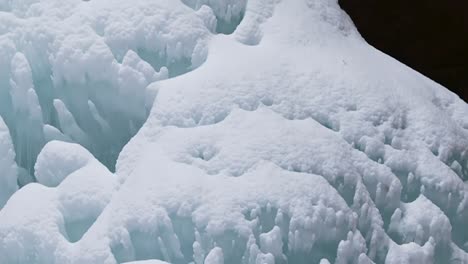 Aschehöhle-Im-Hocking-Hills-State-Park-Mit-Massiver-Eisformation