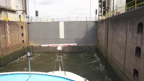 Flussschleuse,-Die-Von-Flusskreuzfahrtschiffen-Im-Reim-Genutzt-Wird