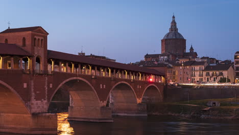 Ponte-Coperto-In-Pavia-Bei-Sonnenuntergang-Und-Abend,-Lombardei,-Italien