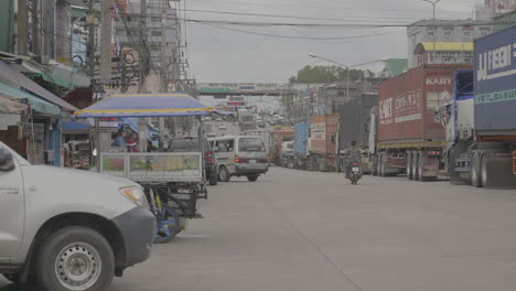Bustling-Sa-Dao-border-check-point-with-mopeds,-street-vendors,-and-shops