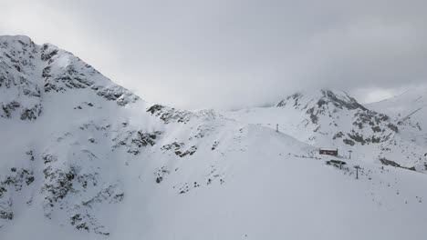 Zeitlupen-Panorama-Drohnenaufnahme-Des-Berglifts-Und-Menschen,-Die-Den-Berghang-Hinunterfahren,-Im-Skigebiet-Bansko