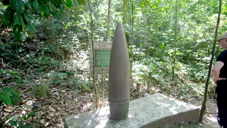 Gran-Misil-En-Exhibición-Dentro-Del-Bosque-Donde-Cae-En-Betong-Tailandia