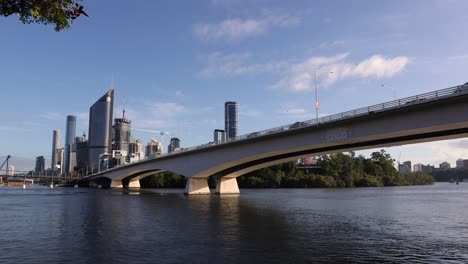 Vista-De-La-Ciudad-De-Brisbane-Y-La-Autopista-Junto-Al-Río-Desde-El-Paseo-Marítimo-De-Los-Acantilados-En-Kangaroo-Point