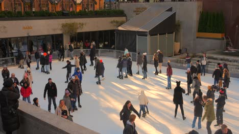 Gente-Patinando-En-La-Pista-De-Hielo-En-El-Rockefeller-Center-En-Nueva-York,-Estados-Unidos