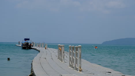 Muelle-Flotante-De-Contenedores-De-Plástico-Con-Océano-Azul-Y-Barco-De-Tailandia