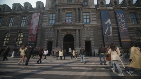 Tourist-walking-to-the-entrance-of-the-louvre,-tilt-up-shot
